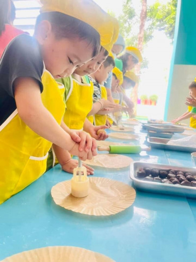 HOẠT ĐỘNG TRẢI NGHIỆM LÀM BÁNH TRUNG THU