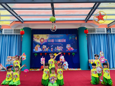 TRƯỜNG MN TUỔI THƠ TỔ CHỨC " VUI HỘI TRĂNG RẰM" CHO CÁC BÉ