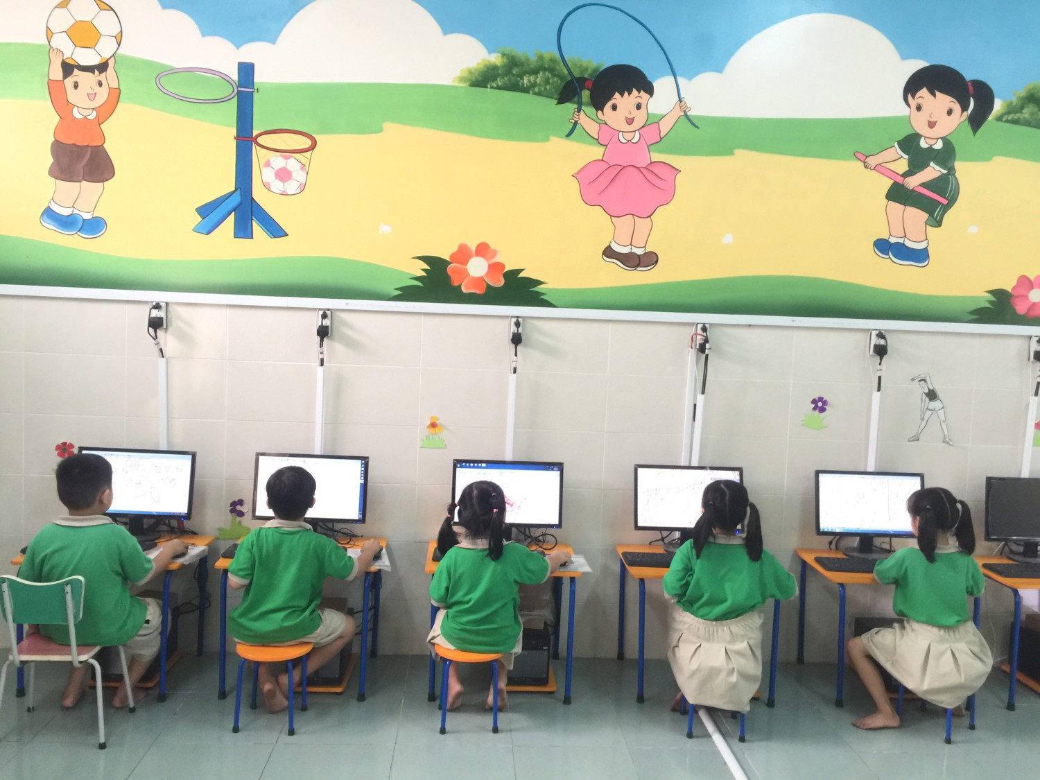TRẺ HOẠT ĐỘNG PHÒNG MÁY